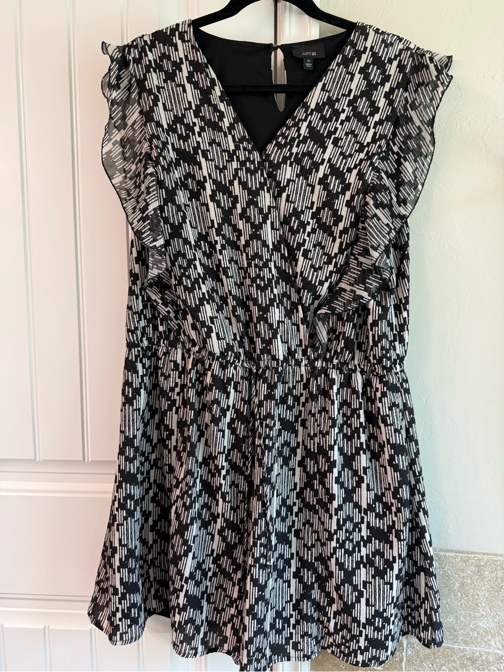 NWOT Apt. 9 Black & White Printed Flutter Sleeve Romper